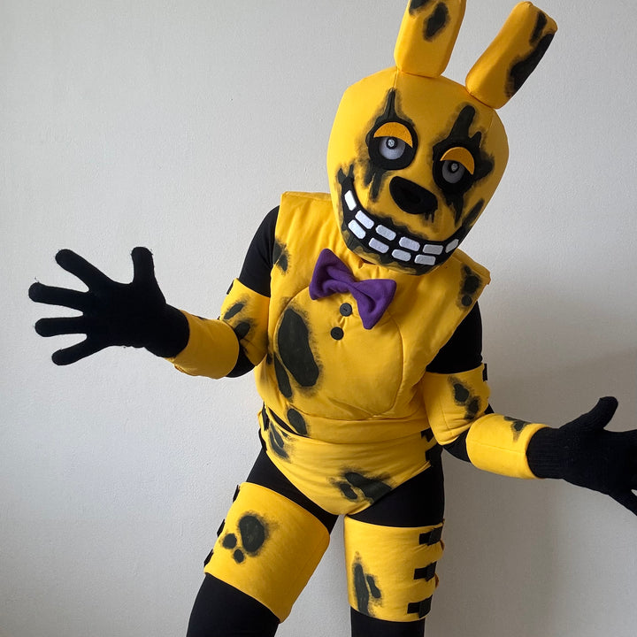 Video showing a person in yellow bunny  cosplay mask inspired by FNAF Springtrap character